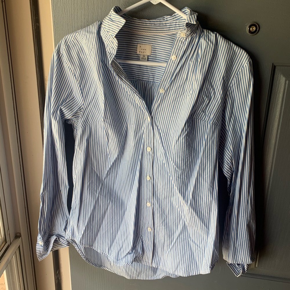 Womens sleeve button up collared shirt. Sz XS